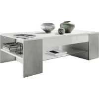 Vladon Couchtisch Clip, Germany, Wohnzimmertisch mit 2 Seitenfächern und 1 Glasplatte, Weiß matt/ Beton Oxid-Optik(118 x 37 x 60 cm)