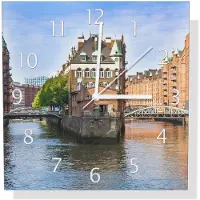 Wallario Design Wanduhr Historisches Kontorhaus im Kanal aus Aluverbund, Größe 30 x 30 cm