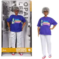 Barbie Inspiring Women Puppe, Opal Lee Sammlerstück mit T-Shirt "Walk for Freedom", weiße Hose, Brille