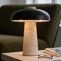 LumenXL Japandi Tischleuchte Tavio aus Travertin (Naturstein) mit schwarzem Schirm