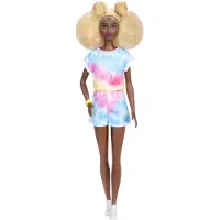 Barbie Fashionistas Puppe (bunter Jumpsuit), groß, blonder Afro, Jumpsuit in Batikoptik, Turnschuhe, gelbes Armband, für Kinder von 3 bis 8 Jahren