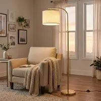 Vasagle Stehlampe modern mit höhenverstellbarem Bogen, Leselampe mit Fußschalter, für Wohnzimmer, Stoffschirm, E27, gold