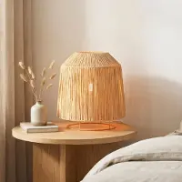 LumenXL Tischlampe Aruna aus Raffiabaumfasern mit beigem Metallfuß