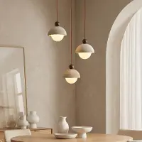 LumenXL Moderne Hängelampe Vara aus Travertin (Naturstein), Holz und milchweißem Glas, 3-flammig