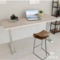 Veska Höhenverstellbarer Schreibtisch (140 x 70 cm) - Sitz- & Stehpult - Bürotisch Elektrisch Höhenverstellbar mit Touchscreen & Stahlfüßen - Silber/Eiche