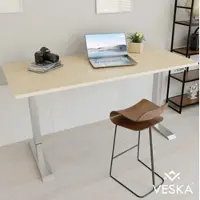 Veska Höhenverstellbarer Schreibtisch (140 x 70 cm) - Sitz- & Stehpult - Bürotisch Elektrisch Höhenverstellbar mit Touchscreen & Stahlfüßen - Silber/Bambus