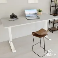 Veska Höhenverstellbarer Schreibtisch (140 x 70 cm) - Sitz- & Stehpult - Bürotisch Elektrisch Höhenverstellbar mit Touchscreen & Stahlfüßen - Weiß/Stein-Grau