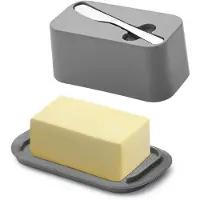 Unyqoos Butterdose aus Kunststoff mit Edelstahlmesser (spülmaschinenfest) und Deckel – platzsparend für Arbeitsplatte & Kühlschrank