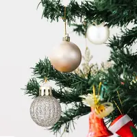 Unyqoos 30er-Set unzerbrechliche Weihnachtskugeln 3 cm – Gold & Weiß, Kunststoff, Mix Glitzer/Matt/Glänzend, inkl. Baumstern