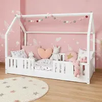 Meble Wróbel Hausbett Bodenbett 90x180 cm mit Rausfallschutz und Lattenrost - Montessori Einzelbett - Kinderbett aus Kiefer Massivholz Weiß - Kleinkindbett für Jungen & Mädchen
