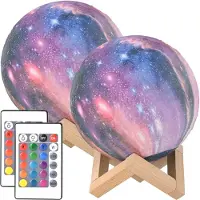 Casativo 2er-Set 3D Galaxy Mond Lampe 15cm mit 16 Farben – Dimmbare LED Mondlampe inklusive Fernbedienung und Holzständer - Akku Nachtlicht & Deko