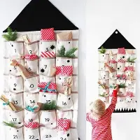 OEM Adventskalender aus Stoff für 2025, mit 24 Fächern und Ablauffunktion.