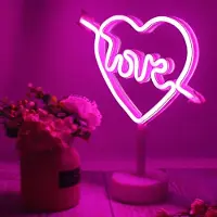Kopper-24 NEON LED Licht, dekorative Stand-Leuchte, Herz mit Pfeil Love, pink, ca. 26 x 32 x 8,5 cm