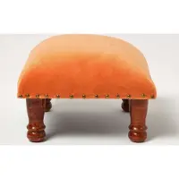 Homescapes Samthocker Mable – orange mit Holzbeinen, 40x40x25 cm
