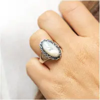 Zeeme Gemstones Ring Silber 925 oxydiert mit weißem Perlmutt und 18 Markasit-Steinen