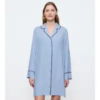 Triumph Nachthemd "Amourette Jacquard NDW", Damen, Gr. 42, N-Gr, Langarm, Web, blau (ice), Web, Obermaterial: 100% Viskose, bequem kniefrei, V-Ausschnitt, Kleider Nachthemd, elegant und weich