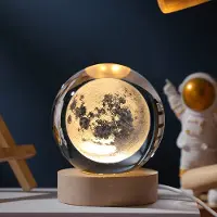 Traumheim 3D Kristallkugel mit Moon Muster, Glaskugel geformte Kinder Nachtlicht, hölzerne Basis Nachtlampe, Fantasie Thema und Galaxie mit Planeten