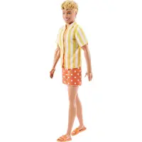 Barbie Fashionistas Style Ken-Puppe Nr. 252 mit blonden Haaren, orange und gelb gepunkteten Surf-Shorts, einem gelb-weiß gestreiften Shirt und orangef