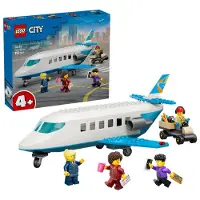 LEGO City Passagierjet Spielzeug - Flugzeug Modellbausatz mit 4 Minifiguren und Reisezubehör - Lernspielzeug - Geburtstagsgeschenk für Jungen ab 4 Jahren - 60492
