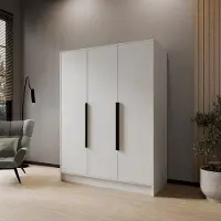 COLLECTIFY24 Glatter Drehtürenschrank 150 cm Mila 2 mit Metallgriffen, 3-türiger Kleiderschrank, Schrank mit Einlegeböden und Kleiderstange, Farbe: Weiß, Breite: 150 cm, Grifffarbe: Schwarz