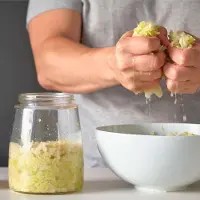 Famanu Gärtopf mit Luftentlüftung - 1,4 Liter, 2 Stück - ideal für Kefir, Kimchi, Sauerkraut, Sauerteig, Nachthaver - Fermentationsgefäße x 2 (grün)