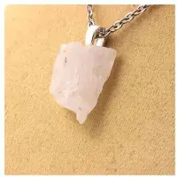 Bijoux Steine und Mineralien. Rohes Kunzite-Halsband. 20,43 ct. Konar-Provinz, Afghanistan.
