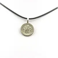 Bijoux Steine und Mineralien. Halskette mit US-Münze 10 Cent "Roosevelt Dime" Schwarzes Band.