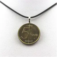 Bijoux Edelsteine und Mineralien. Halskette mit Münze Belgien 5 Franc - Albert II. Schwarzes Band.