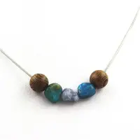Bijoux Steine und Mineralien. Holzkette 8 mm + Chrysokoll aus den USA + Blauer Jaspis aus Afrika Kette aus rostfreiem Stahl.
