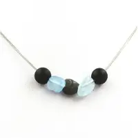 Bijoux Steine und Mineralien. Halskette mit matten schwarzen Onyxperlen 8 mm + Labradorit aus Finnland + Kette aus rostfreiem Stahl.
