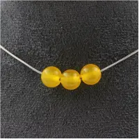 Bijoux Steine und Mineralien. Halskette mit 3 Perlen aus gelbem Achat 8 mm. Kette aus Edelstahl. Halskette für Frauen und Männer. Anpassbare Größe.