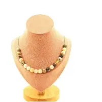 Bijoux Steine und Mineralien. Halskette mit 20 Perlen aus Bambusblatt-Agat 8 mm, Kette aus rostfreiem Stahl.
