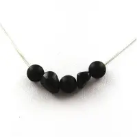 Bijoux Steine und Mineralien. Halskette mit matten schwarzen Onyx-Perlen 8 mm + Schorl-Tourmalin aus Brasilien, Kette aus rostfreiem Stahl.