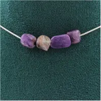 Bijoux Steine und Mineralien. Halskette mit 4 Charoit-Perlen aus Russland. Edelstahlkette Halskette für Frauen, Männer. Größen anpassbar.