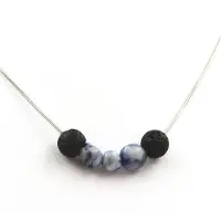 Bijoux Steine und Mineralien. Halskette mit Lava-Perlen 8 mm + blauer Jaspis aus Südafrika, Kette aus Edelstahl.