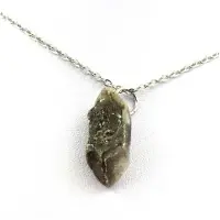 Bijoux Steine und Mineralien. Rohgips-Halskette. 14,25 ct. Marcieu, Isère, Frankreich.