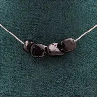 Bijoux Steine und Mineralien. Halskette mit 4 Perlen Schörl-Tourmalin aus Brasilien, Edelstahlkette, Halskette für Frauen und Männer. Anpassbare Größe.
