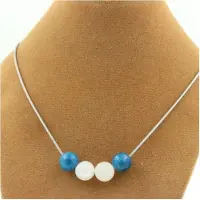 Bijoux Steine und Mineralien. Halskette mit Mondstein- und Apatitperlen 8 mm. Halskette aus Stahl für Frauen und Männer. Maßgeschneiderte Größe.