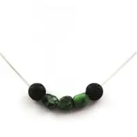 Bijoux Steine und Mineralien. Lava Perlen Halskette 8 mm + Epidot aus Myanmar. Kette aus rostfreiem Stahl.