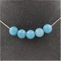 Bijoux Steine und Mineralien. Halskette mit 5 blauen Chalcedonperlen 8 mm. Kette aus Edelstahl Halskette für Frauen, Männer. Anpassbare Größe.
