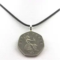 Bijoux Steine und Mineralien. Halskette mit Münze Königreich Großbritannien 50 Pence Elizabeth II 3. Effigie, schwarzes Band.