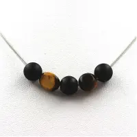 Bijoux Edelsteine und Mineralien. Halskette mit matten Onyx-Perlen 8 mm + Südafrika Tigerauge Kette aus Edelstahl.