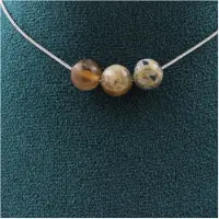 Bijoux Edelsteine und Mineralien. Halskette mit 3 Perlen aus Agate mit Bambusblatt 8 mm Kette aus rostfreiem Stahl.