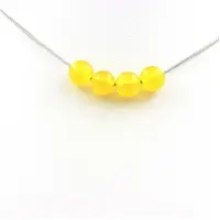 Bijoux Steine und Mineralien. Halskette mit 4 Perlen gelber Achat 8 mm Kette aus rostfreiem Stahl.