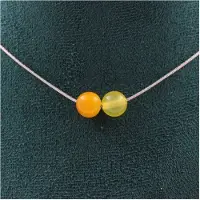 Bijoux Steine und Mineralien. Halskette mit 2 gelben Sardonyx-Perlen 8 mm Edelstahlkette Halskette für Frauen, Männer. Anpassbare Größe.