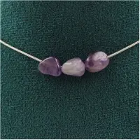 Bijoux Steine und Mineralien. Halskette mit 3 Amethystperlen aus Brasilien. Kette aus Edelstahl Halskette für Frauen, Männer. Anpassbare Größe.