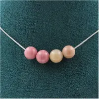 Bijoux Steine und Mineralien. Halskette mit 4 Rhodonitperlen 8 mm, Edelstahlkette. Halskette für Frauen, Männer. Anpassbare Größe.