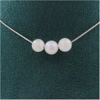 Bijoux Steine und Mineralien. Halskette mit 3 Perlen aus Mondstein 8 mm. Kette aus rostfreiem Stahl. Halskette für Frauen, Männer. Größe anpassbar.