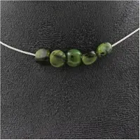 Bijoux Steine und Mineralien. Halskette mit 5 Jade-Nephrit-Perlen aus Xiuyan, China. Edelstahlkette. Halskette für Frauen und Männer. Anpassbare Größe.
