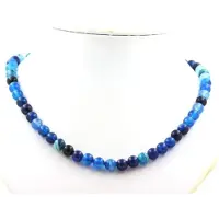 Bijoux Steine und Mineralien. Halskette mit blauen gestreiften Achatperlen 8 mm Edelstahlkette.
